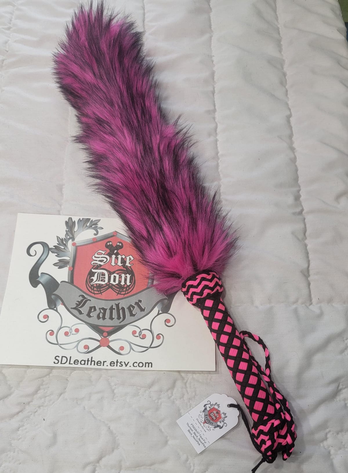 Faux-Fur Thumper, Black_NeonPink, Black_NeonPink — photograph 1